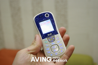 Illustration for article titled Zeki Cellphone Is Walkie-Talkie with SMS and MP3 for Kids